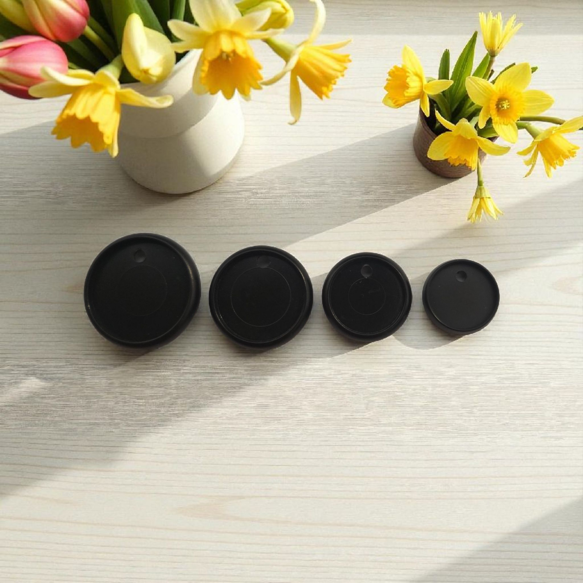 Disc Pen Holder by dream.design.bloom showing black coordinating discs laid out by size, boutique discbound planner accessory demonstrating tiny, small, medium, and large disc options