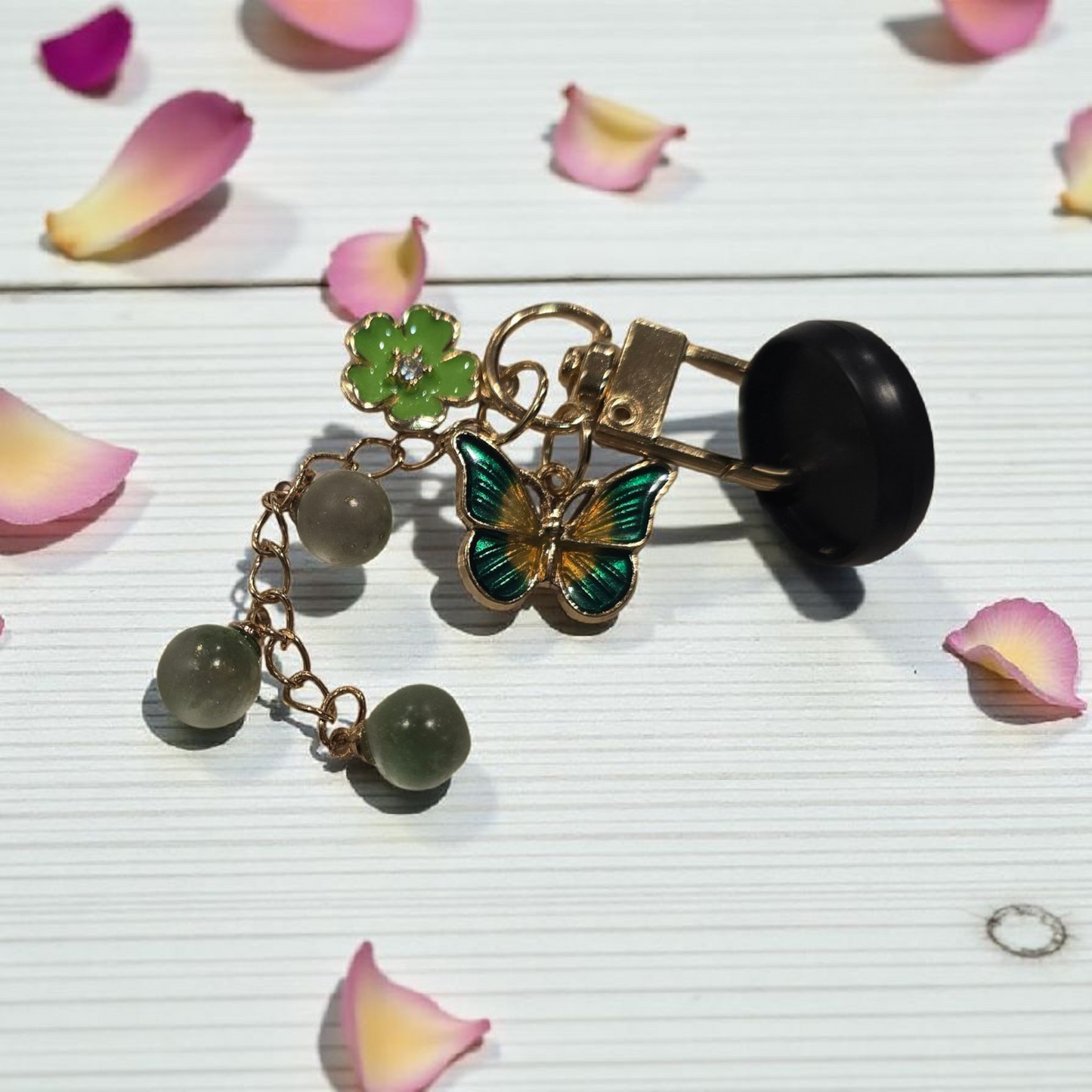Arbor Designs disc key charm by dream.design.bloom displayed on a black disc, natural green discbound planner accessory with charm and ribbon details