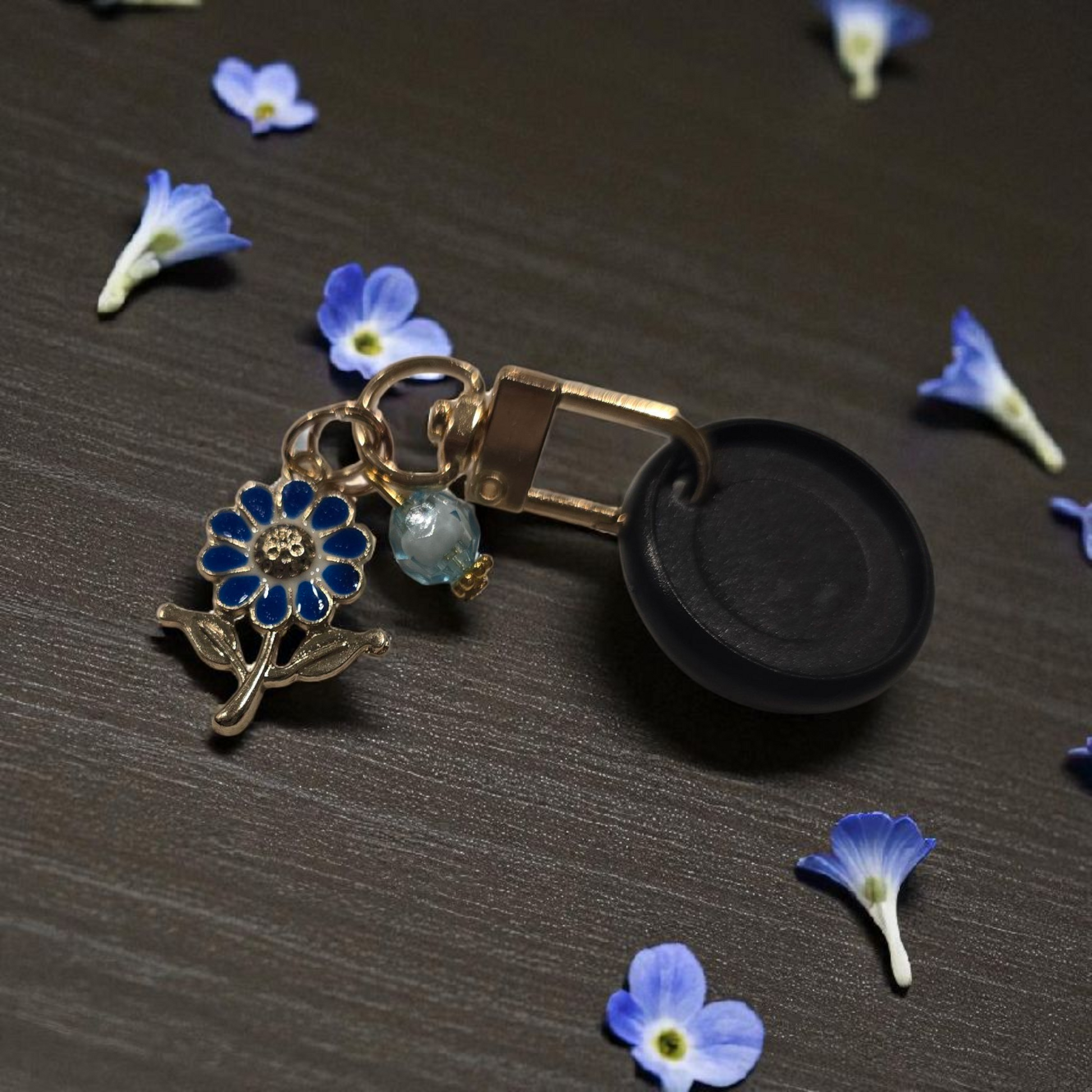 Azure Blooms disc key charm by dream.design.bloom displayed on a black disc, calm blue discbound planner accessory for elegant organisation
