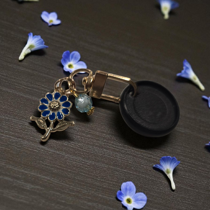 Azure Blooms disc key charm by dream.design.bloom displayed on a black disc, calm blue discbound planner accessory for elegant organisation